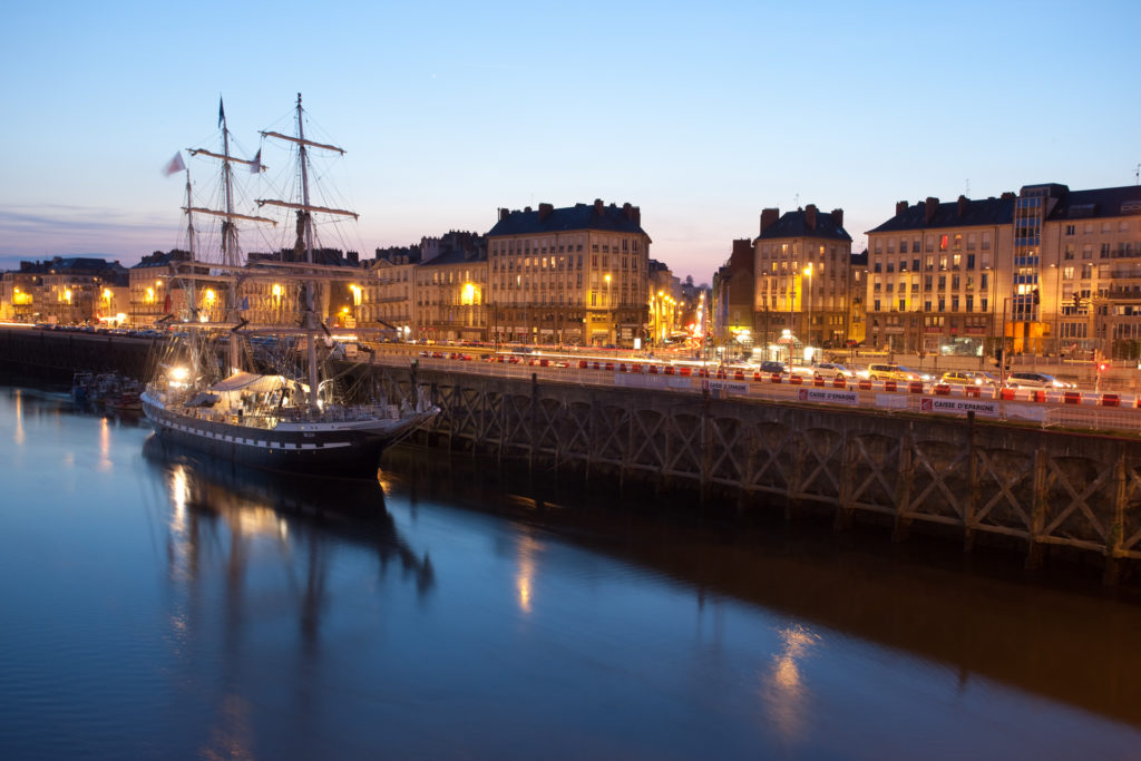 photo nocturne du bateau le Belem a Nantes, bateau trois-mâts construit en 1895, navire marchant pour le commerce triangulaire, desormais bateau ecole. le beleme a nantes la nuit.