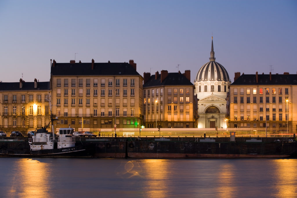 photo du quai de la Fosse, de la Loire et de l'Èglise Notre Dame de Bon Port, aussi appelÈ eglise St Louis. architecture nantaise du quai de la fosse. vue nocturne de Nantes. photo de Nantes la nuit. place du sanitat.
